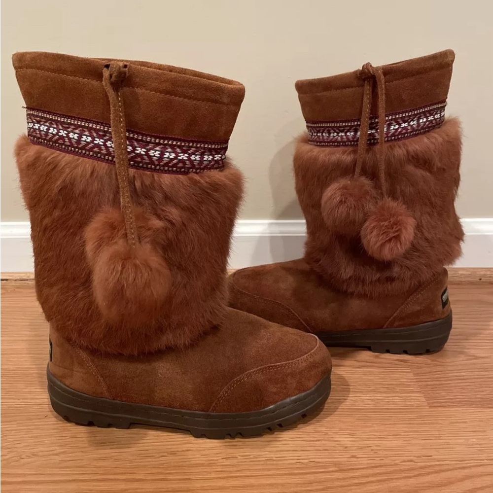 Minnetonka Boots Size 7